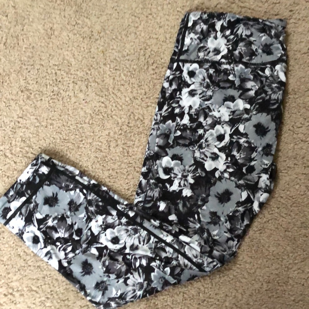 Black and white flower leggings